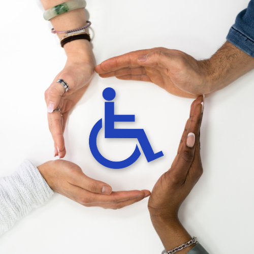 dłonie otaczające znak niepełnosprawności 