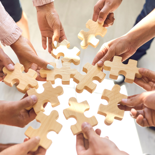 dłonie trzymające puzzle