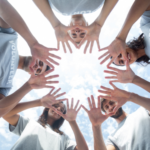 pięć osób pokazujących dłonie